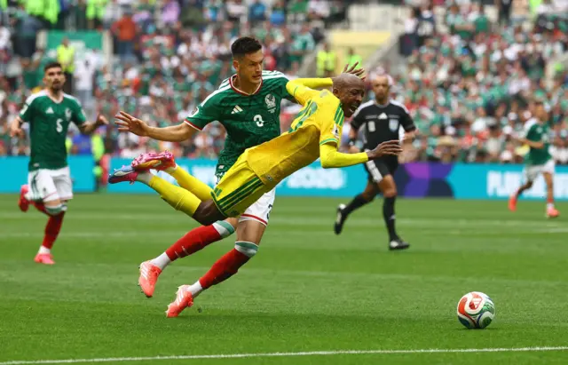 المكسيك تهزم جنوب أفريقيا بثنائية في افتتاح كأس العالم