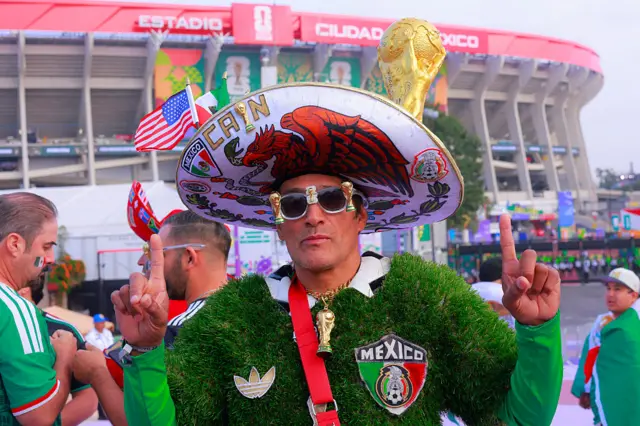 Un hombre con sombrero mexicano