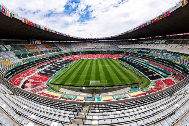 Stad, yeşil saha, boş koltuklar