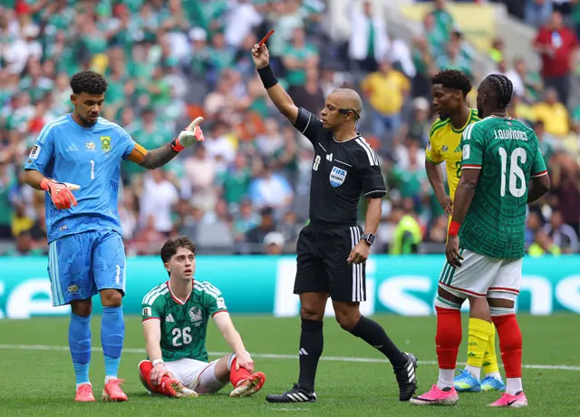 O árbitro Wilton Sampaio mostra o cartão vermelho para Yaya Sithole, da África do Sul (não aparece na foto), durante a partida do Grupo A da Copa do Mundo da FIFA 2026 entre México e África do Sul, no Estádio da Cidade do México, em 11 de junho de 2026, na Cidade do México, México.