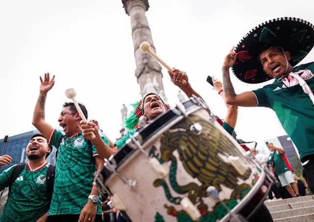 Hawa ni mashabiki wa Mexico tayari kuishangilia timu yao dhidi ya Afrika Kusini