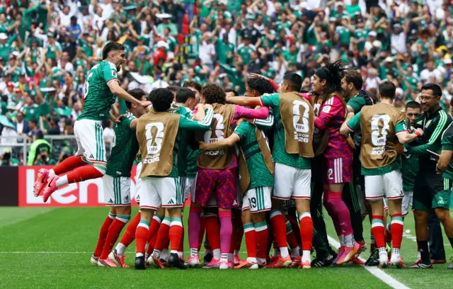 Festejo de gol de México
