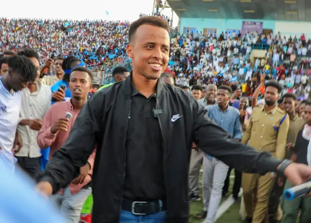 Omar Artan yakiriwe nk'intwari mu gihugu cye ubwo yari ahageze ku wa gatatu nyuma yo kwirukanwa na Amerika
