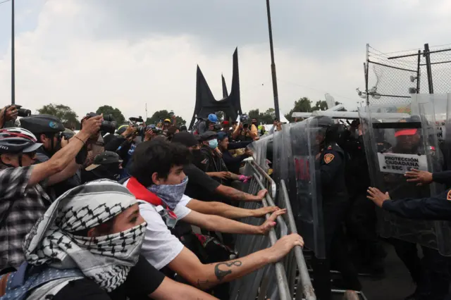 Manifestantes entram em confronto com policiais durante um protesto no dia da partida de abertura da Copa do Mundo da FIFA de 2026, perto do Estádio Azteca, na Cidade do México, México, em 11 de junho de 2026.