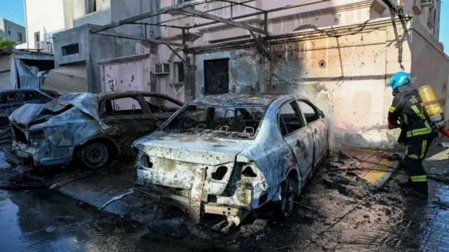 آتش‌نشانان در بحرین پس از حملات ایران در صدد خاموش کردن آتش هستند