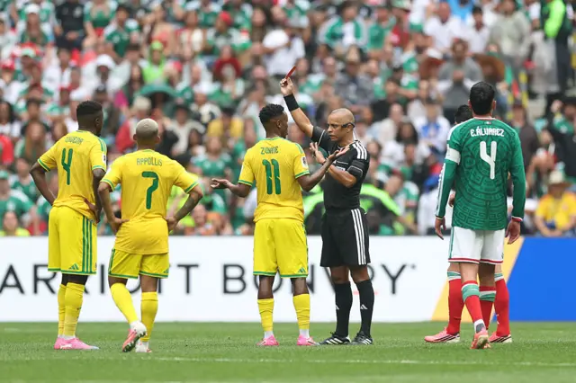 Árbitro mostra cartão vermelho para jogador da África do Sul,  que usa uniforme amarelo