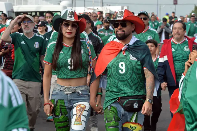 Aficionados afuera del Estadio Azteca