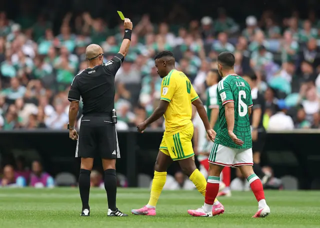 Árbitro mostra cartão amarelo para jogador da África do Sul