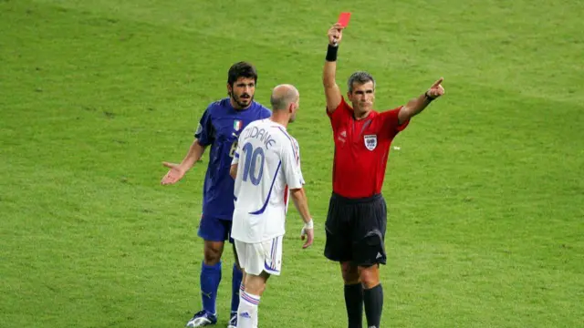 طُرد زين الدين زيدان في نهائي كأس العالم عام 2006