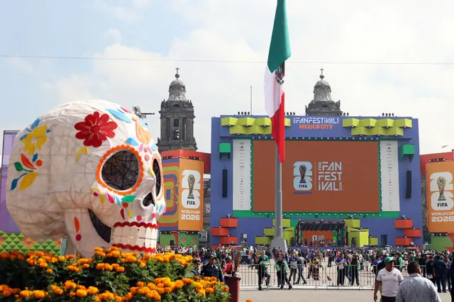 Aficionados en el fan fest del Zócalo de Ciudad de México