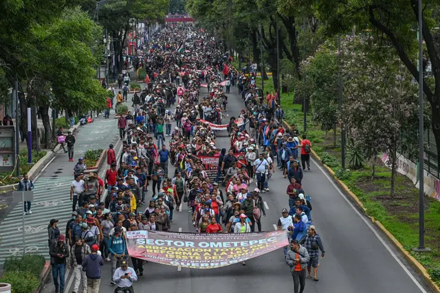 Una protesta de maestros cerca del Estadio Azteca