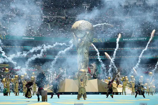 Artistas dançam durante a Cerimónia de Abertura.