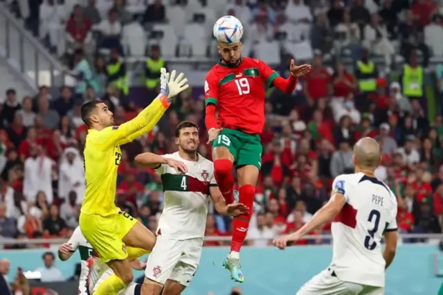 المهاجم المغربي يوسف النصيري يرتقي عالياً قبل تسجيله هدف الفوز للمغرب على البرتغال في ربع نهائي كأس العالم عام 2022 في قطر