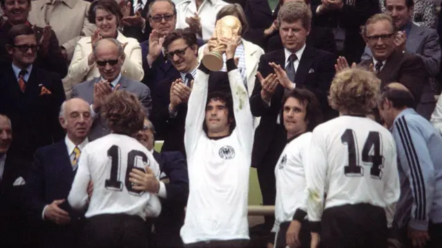 Gerd Müller levanta el trofeo del Mundial de 1974
