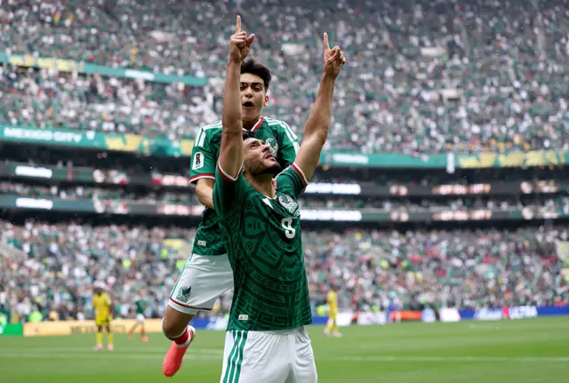 Raúl Jimenez comemorando gol