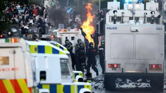 Rabshado dheeraad ah ayaa ka dhacay Waqooyiga Ireland inkastoo qoyska dhibbanaha uu ku baaqay in la dejiyo