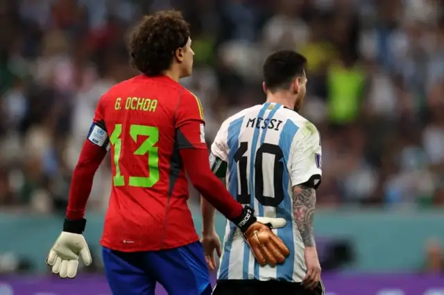 الأرجنتيني ليونيل ميسي والمكسيكي غييرمو أوتشوا في مونديال 2022