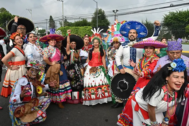 Aficionados afuera del Estadio Azteca