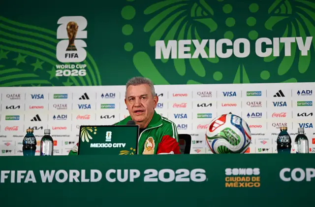 Técnico mexicano durante coletiva.