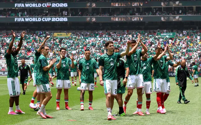 Jogadores do México aplaudindo
