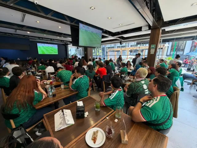 Mexicanos viendo el partido