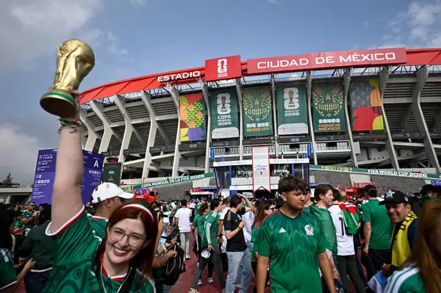 Aficionados afuera del Estadio Azteca