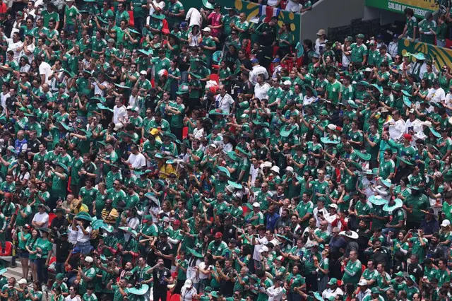 Magoya bayan Mexico suna murna a tsaye