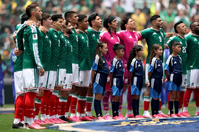 Selección de México cantando el himno