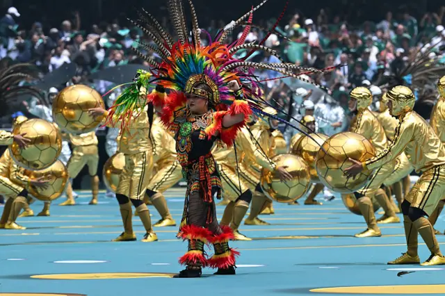 Bailarines en la ceremonia de inauguración