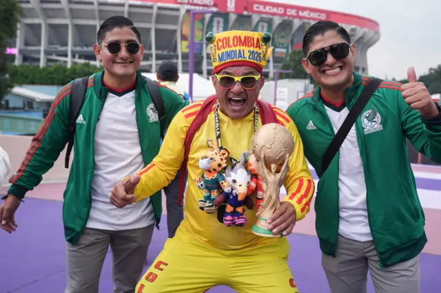 3 مشجعين خارج ملعب في مدينة مكسيكو في المكسيك