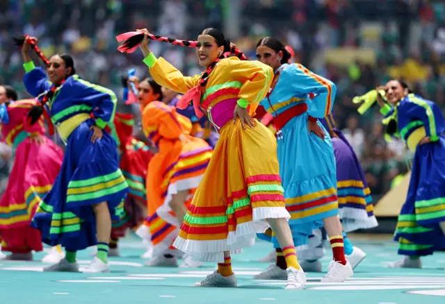 Bailarines en la ceremonia inaugural