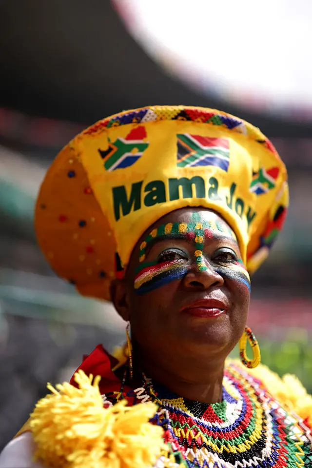 Una mujer con un atuendo sudafricano