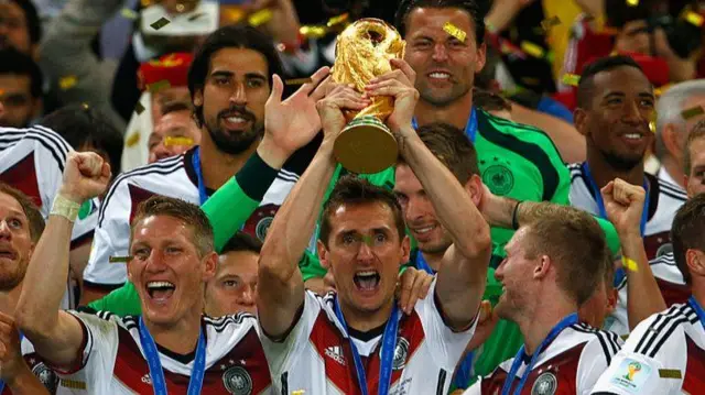 المهاجم الألماني ميروسلاف كلوزه يرفع كأس العالم عام 2014