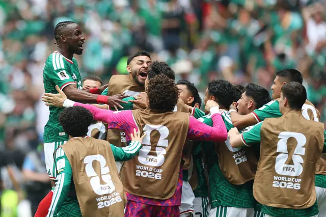 Festejo del gol de México