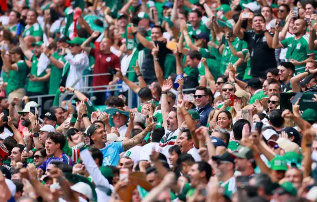 La ola en las tribunas del estadio