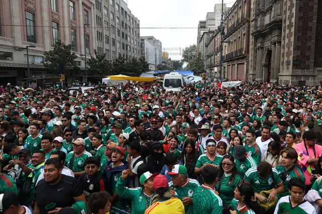 Aficionados en el fan fest del Zócalo de Ciudad de México