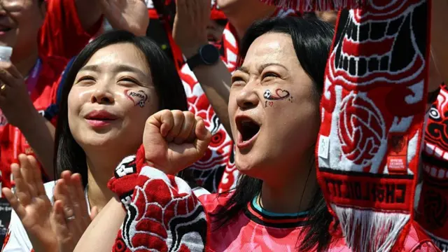 Magoya bayan kwallon kafa na Koriya ta Kudu suna martani yayin da suke kallon wasan kwallon kafa na gasar cin kofin duniya ta 2026 tsakanin Koriya ta Kudu da Jamhuriyar Czech a manyan allo a Seoul