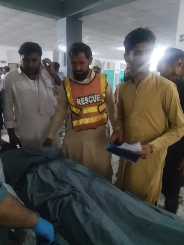 لکی مروت میں مسجد کے قریب دھماکے