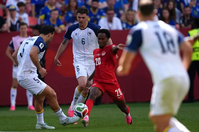 Jogadores do Canadá e Bósnia durante o jogo