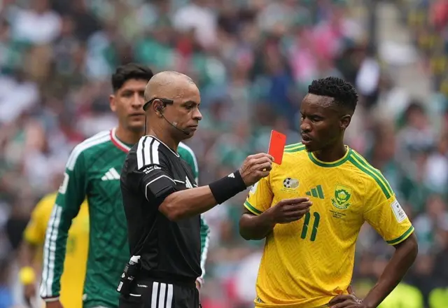 Wilton Sampaio ya ba da jan kati ga Themba Zwane