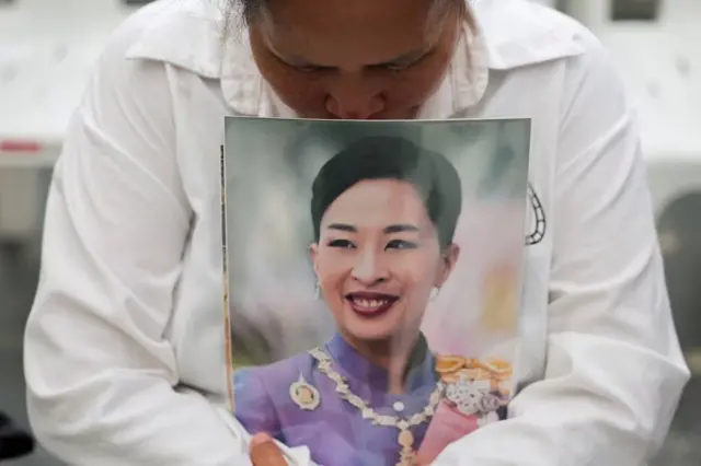 Umugore ariko agaragaza akababaro afise ifoto y'Umuganwakazi wa Thailand's Bajrakitiyabha