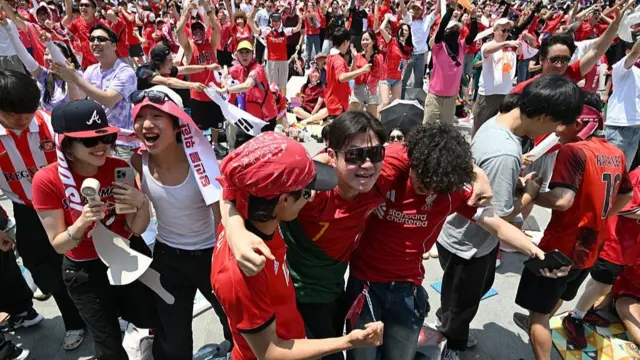 Magoya bayan kwallon kafa na Koriya ta Kudu suna martani yayin da suke kallon wasan kwallon kafa na gasar cin kofin duniya ta 2026 tsakanin Koriya ta Kudu da Jamhuriyar Czech a manyan allo a Seoul