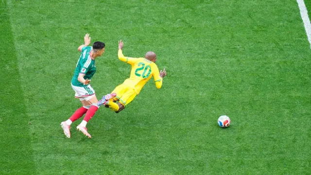 Cesar Montes na Mexico da Khuliso Mudau na Afirka ta Kudu suna fafatawa don kwallon kafa a gasar cin kofin duniya ta FIFA ta 2026 tsakanin Mexico da Afirka ta Kudu a filin wasa na Mexico City a ranar 11 ga Yuni, 2026 a Mexico City, Mexico.