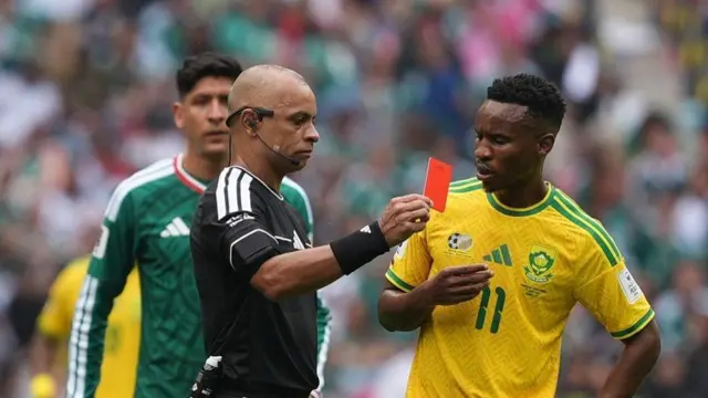 Themba Zwane ta Afirka ta Kudu ta nuna jan kati yayin wasan rukunin A na gasar cin kofin duniya tsakanin Mexico da Afirka ta Kudu a Estadio Azteca (Mexico Stadium) a Mexico City, Mexico a ranar 11 ga Yuni, 2026.