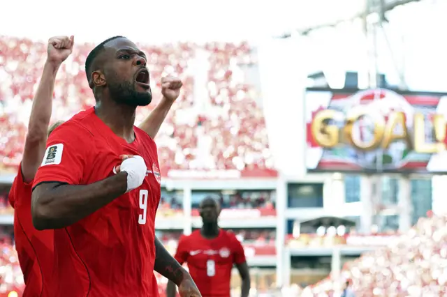Jogador canadense comemorando gol
