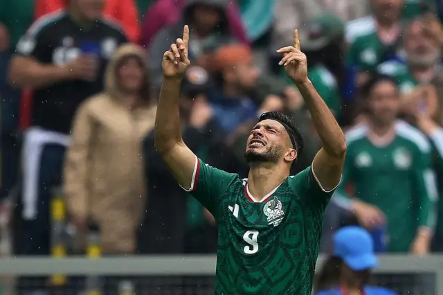 Raul Jimenez ya ɗaga hannayensa kuma ya nuna sama