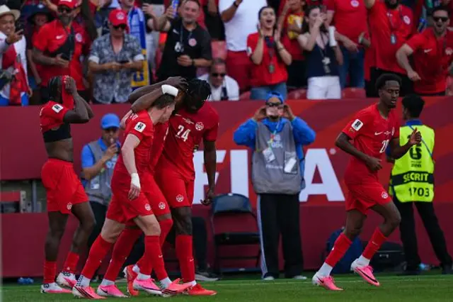 Jogadores do Canadá festejam