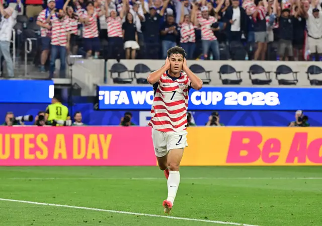 Reyna comemorando seu gol pelos EUA