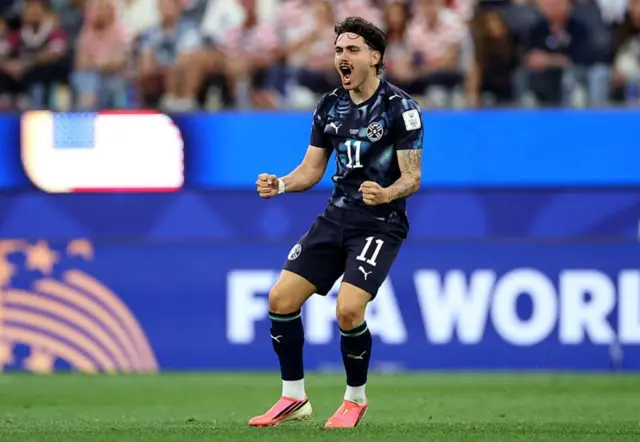 Mauricio comemorando gol
