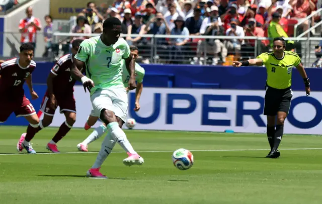 Breel Embolo cobra pênalti em jogo contra o Catar